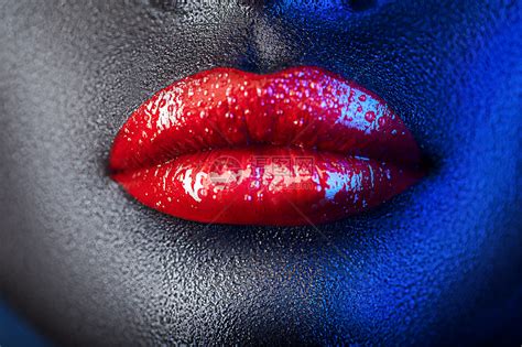 蓝色背景上令人惊叹的红唇高清图片下载-正版图片300642496-摄图网