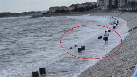 揪心！青岛2游客被海浪卷走1人已遇难，其中1人曾爬上岸又被卷走_新浪新闻