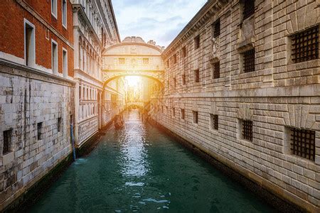 房屋因潮湿而剥落威尼斯位于由运河隔开并由桥梁连接的一组岛屿上贡多拉是传统的平高清图片下载-正版图片505305093-摄图网