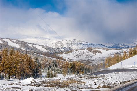 新疆阿尔泰山秋景雪景高清图片下载-正版图片500883902-摄图网
