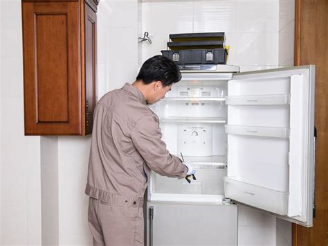 故障现像： 客户冰箱报上面有冰，底下没冰不凉，还以为是什么老冰箱呢