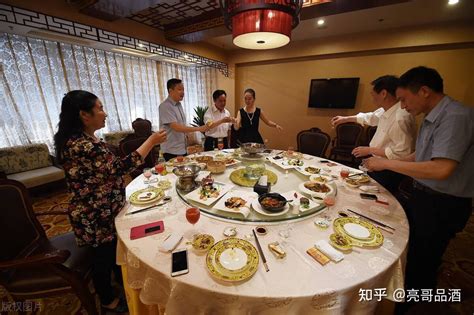 宴席标准(一张图，看懂“中国式饭局”的座次安排，学会了，参加宴席不出丑) - 【爱喜匠】