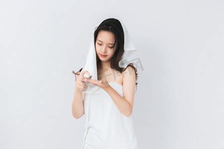 出浴图图片