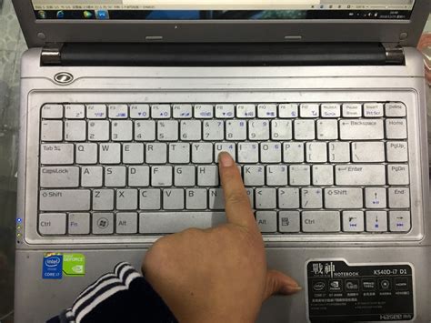 电脑键盘莫名其妙不受控制的输入某个按键，严重影响使用怎么办？_故障