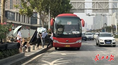 武汉这个交通要冲，大巴车扎堆拉客险象环生，乘客牵伢穿三车道上车_大武汉