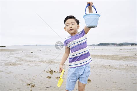 在海边捡石子的小孩高清图片下载-正版图片502217781-摄图网