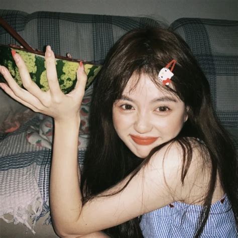 复古风甜美穿搭女生头像