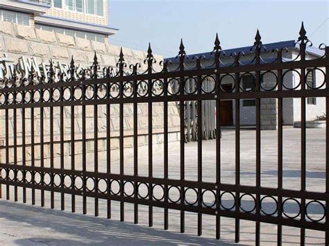 铁艺护栏厂家直供学校铁艺围栏围墙锌钢护栏小区乡村庭院防护栏杆-阿里巴巴