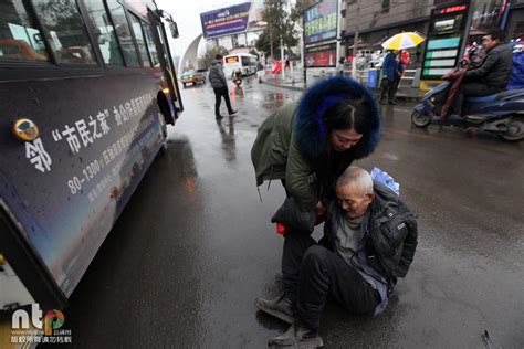 照片记录暖心一刻：老人下公交摔倒 女孩健步上前救人--玉环新闻网