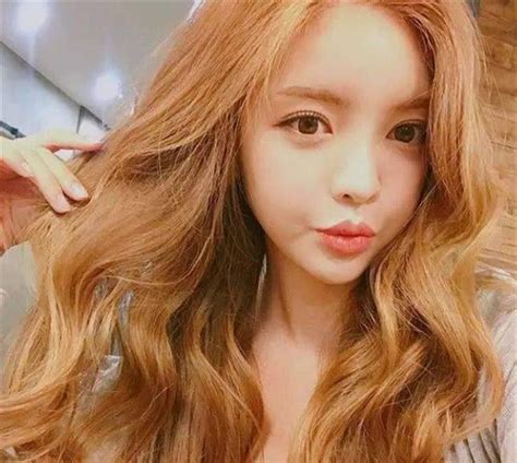 黄头发女生头像温柔