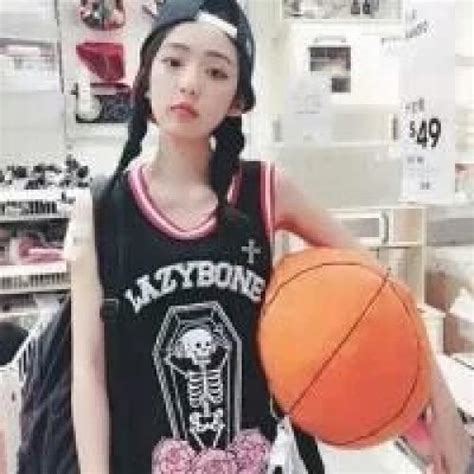 拿篮球的甜美女生头像