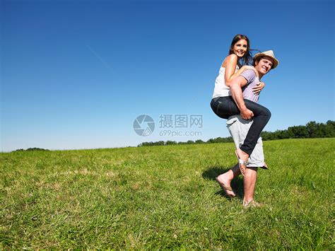 老公背着媳妇高清图片下载-正版图片501517118-摄图网