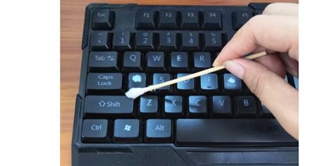 MacBook 键盘上的粘滞键怎么办（如何清理macbook键盘灰尘）_白马号