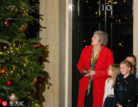 英国唐宁街首相官邸挂满国旗 迎接女王登基70周年