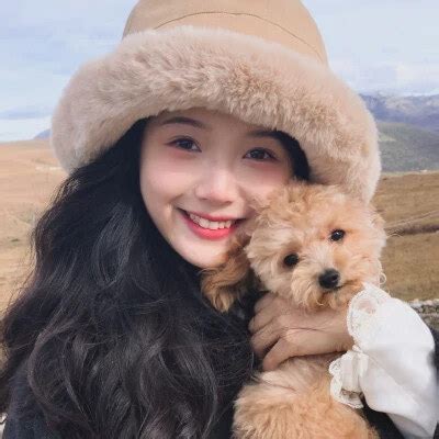 抱宠物头像温柔女生