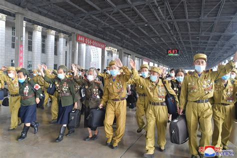 朝鲜老兵满身勋章赴平壤参会 民众挥舞国旗鲜花欢迎-松原今日快讯