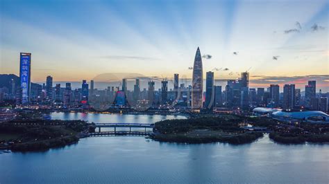 中兴通讯1号楼封顶重塑深圳湾天际线，毫米级曲面背后的破局智慧 深圳湾超级总部基地 中兴通讯总部大厦 1号楼封顶 异形曲面钢结构 分段吊装技术 中建一局 城市综合体 深圳新地标 第1张