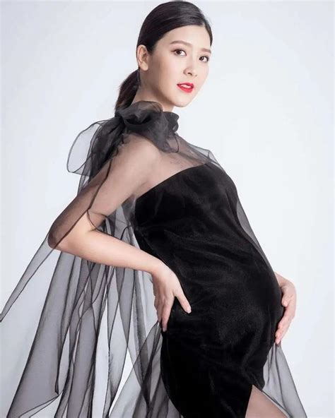 恭喜！27岁香港知名女星怀孕近9个月即将临盆，巨大孕肚成焦点