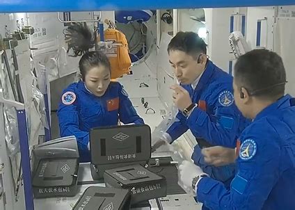航天员在空间站中是如何喝水的？-直播吧
