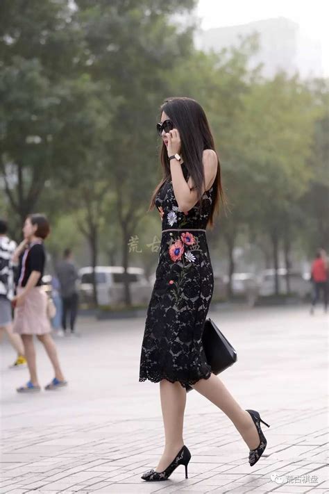 深秋时节，很多美女会搭配黑色丝袜，还是选择高跟鞋更精致
