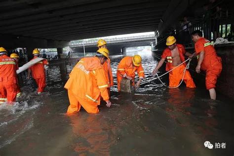 直击北京暴雨现场：道路积水严重，交通中断，多车被淹公交车厢进水_手机新浪网