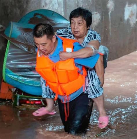 淹过胸口的洪水中，他拼命背出10名被困群众-中国长安网