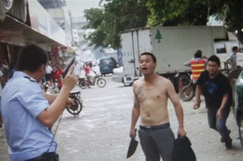 12月6日，上海一男子持刀砍人致9伤，含2名民警_凤凰网视频_凤凰网