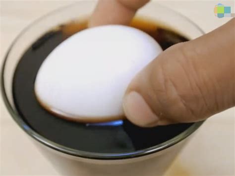 男子将生鸡蛋放到可乐里浸泡一个月，拿出来之后竟然变成这样|生鸡蛋|玻璃杯|茶叶蛋_新浪新闻