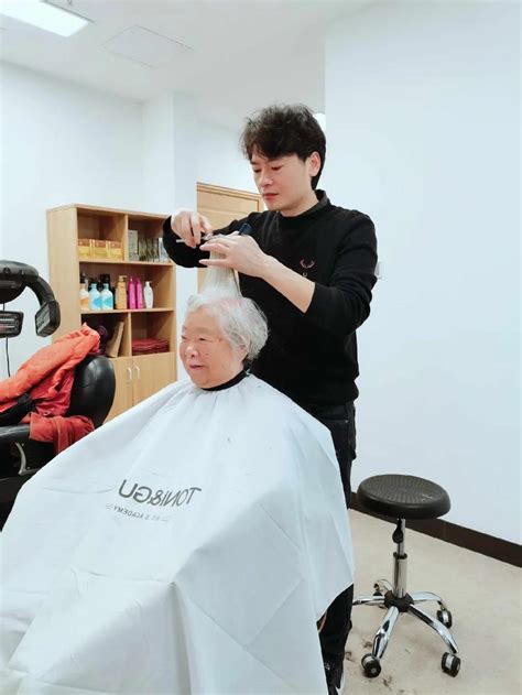 理发师在为男子吹造型图片-理发师在为男子打理发型素材-高清图片-摄影照片-寻图免费打包下载
