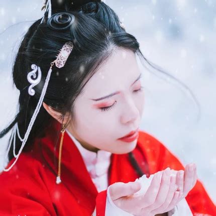 古风头像女生红色霸气持剑