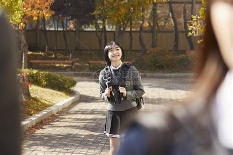 穿着校服上学的韩国初高中生高清图片下载-正版图片502237512-摄图网