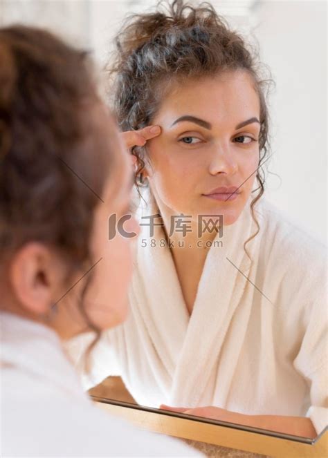女人照镜子做美容脸套路美女人物特写高清摄影大图-千库网