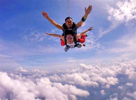 从在降落伞的角度拍摄,跳伞运动,自由落体,可穿戴式相机,连身服,降落伞运动,降落伞,天空,风,休闲活动摄影素材,汇图网www.huitu.com