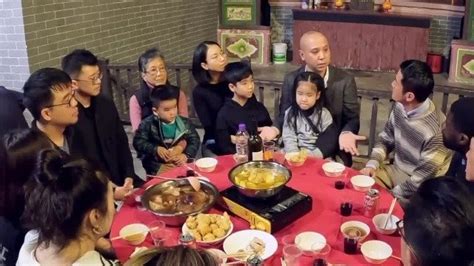 超300位嘉宾齐赴香港祠堂晚宴，吃盆菜意味团团圆圆和盆满钵满_凤凰网视频_凤凰网
