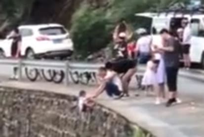 两小孩河边不慎掉水，路人纵身跳下救人，监控记录担心过程_腾讯视频
