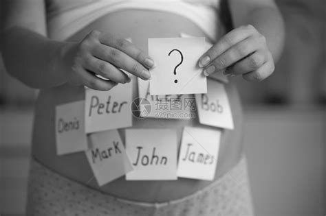 孕妇选择婴儿名字的黑白照片高清图片下载-正版图片503037045-摄图网