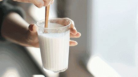 喝羊奶什么时候喝最好 羊奶每天喝多少合适→MAIGOO知识