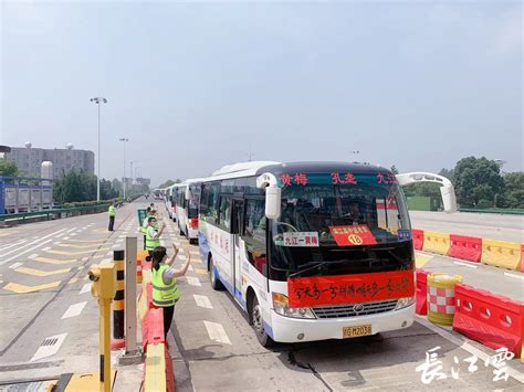 贵州一载有学生大巴车冲进水库 网友：这是多少家庭的未来啊-中华网河南