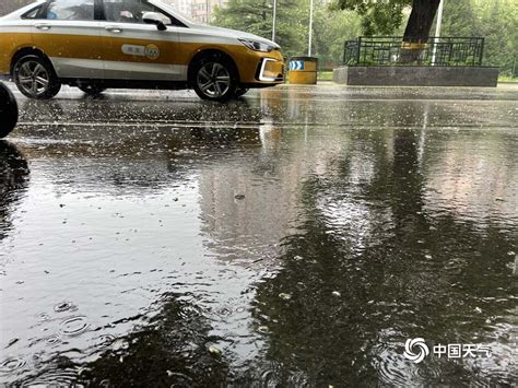 【图集】北京遭暴雨袭击：街道成河，车辆被淹没，市民淌水上班|界面新闻 · 图片