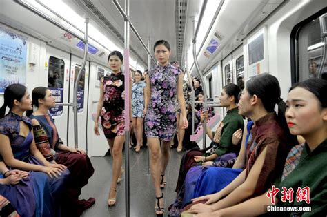 武汉地铁车厢内模特秀时装[组图]_图片中国_中国网