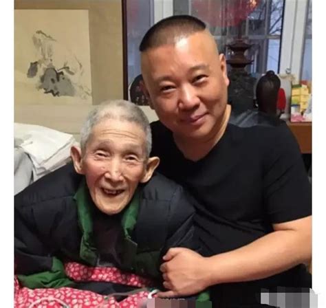77岁侯耀华与美女歌手举止亲昵，网友群嘲：活成了一个“笑话”|侯耀华|侯耀文|相声_新浪新闻