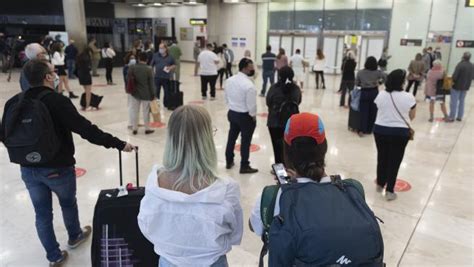 海关护照检查忙不过来 马德里机场单月致5000名旅客错过航班_侨梁_新民网