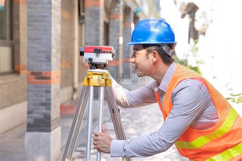 妇女测量在建筑工地测量水平测量员确保在进行大型建筑项目之前高清图片下载-正版图片502627727-摄图网