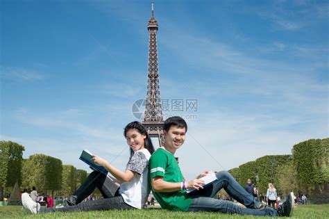 亚洲夫妇学生一起在法国巴黎埃菲尔铁塔附近的户外公园读书在高清图片下载-正版图片503385069-摄图网