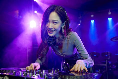 美女DJ酒吧现场打碟，超重低音环绕dj舞曲