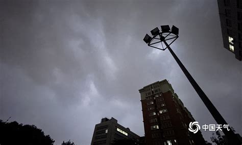 今天傍晚北京天空乌云密布 高楼街灯相衬仿若电影镜头-天气图集-中国天气网