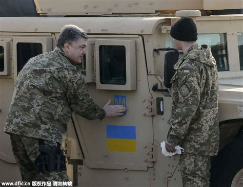 乌克兰接收首批美援武器装备 乌总统亲自贴车标_手机凤凰网