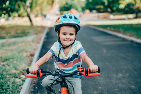 骑自行车的男孩图片-快乐的小男孩骑自行车素材-高清图片-摄影照片-寻图免费打包下载
