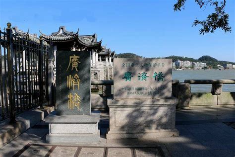 中国四大古桥(中国最神奇的古桥，白天正常通行晚上断成两截，开开合合八百年) - 【爱喜匠】