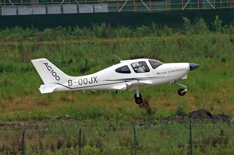 新一代国产初级教练机AG100首飞成功